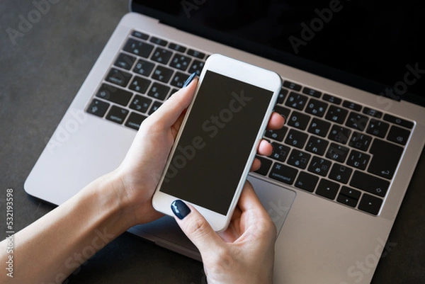 Fototapeta オフィスでスマホを使う女性の手元