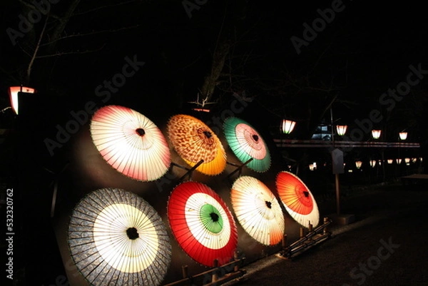 Obraz ライトアップされた和傘