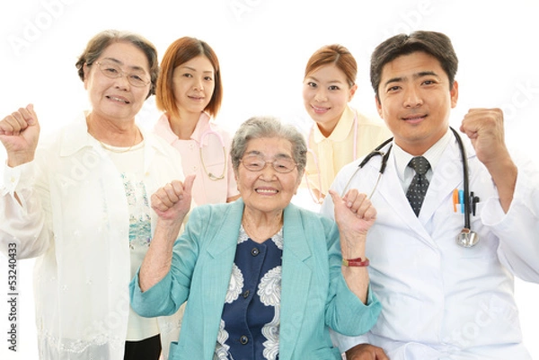 Fototapeta 笑顔の高齢者と医療スタッフ