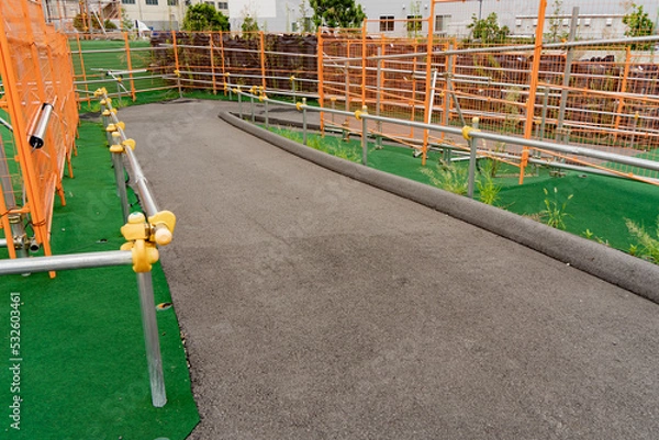 Obraz フェンスに覆われた工事現場の仮設通路