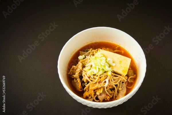 Fototapeta 白い器に盛りつけられた、おいしそうに煮てあるキムチ鍋の具材