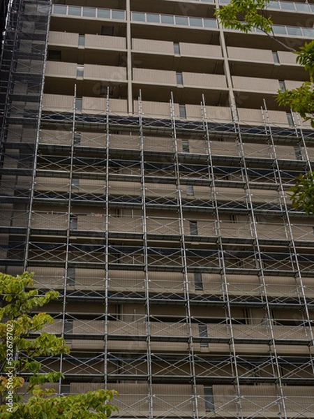 Obraz 【台風養生】大規模修繕工事で使用する建設足場