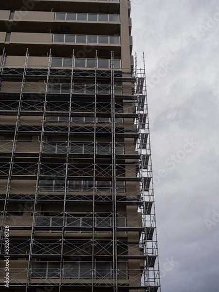 Obraz 【台風養生】大規模修繕工事で使用する建設足場