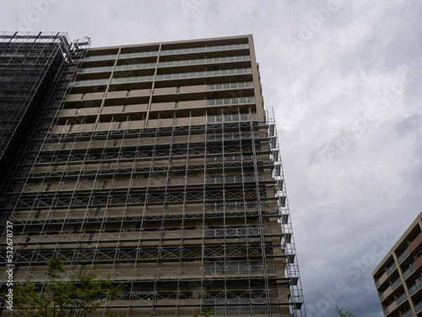 Obraz 【台風養生】大規模修繕工事で使用する建設足場
