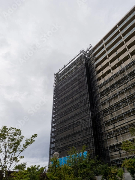 Obraz 【台風養生】大規模修繕工事で使用する建設足場