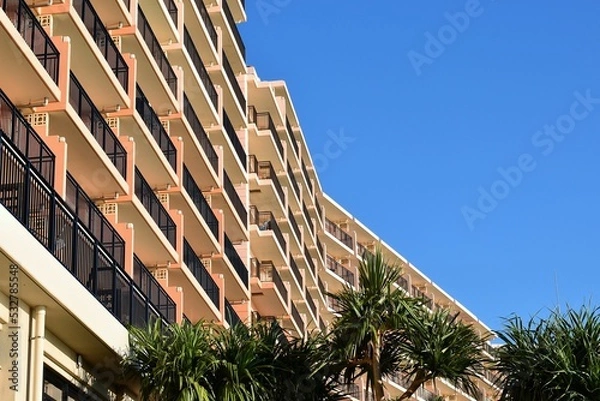 Obraz 沖縄のホテルの外観と青空