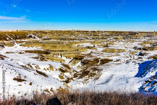 Fototapeta Snow starts to melt in Horseshoe Canyon, Drumheller, Alberta, Canada