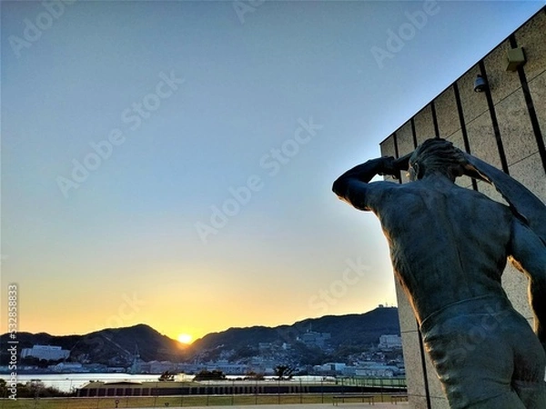 Obraz 夕日を望む像