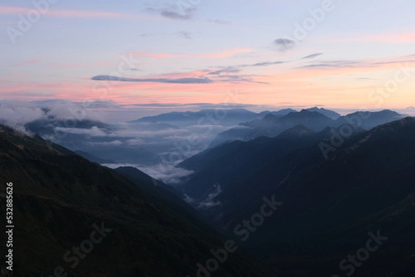Fototapeta 雲海と朝日。北アルプスの絶景トレイル。日本の雄大な自然