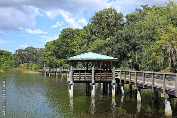 Fototapeta Picnic Pawilon and Boardwalk w Palm Island Park w Mount Dora na Florydzie. Palm Island Park jest przyjazny dla psów ze szlakami zachowowania przyrody o powierzchni 8 akrów i molo rybackim.