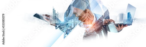 Fototapeta Technologia cyfrowa, połączenie sieciowe, praca zespołowa, oferta, partnerstwo i wymiana danych, analiza inwestycji, planowanie i strategia. Biznesmen pracujący z urządzeniem cyfrowym w Smart City.