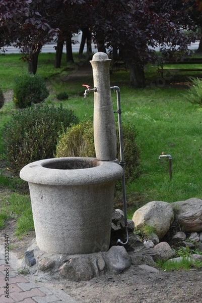 Obraz studnia w miasteczku