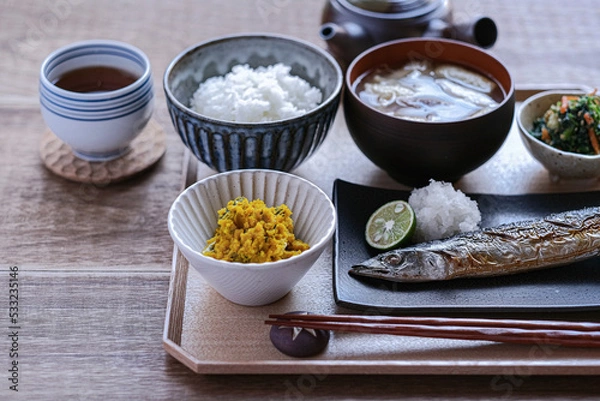 Fototapeta 秋刀魚の塩焼きで秋の味覚を楽しむ