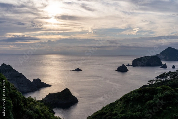 Fototapeta 日暮れ時の岩礁の風景