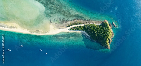 Obraz XXL high resolution panoramic high angle aerial drone view of Langford Island near Hayman Island, a luxury resort in the Whitsunday Islands group near the Great Barrier Reef, Queensland, Australia.