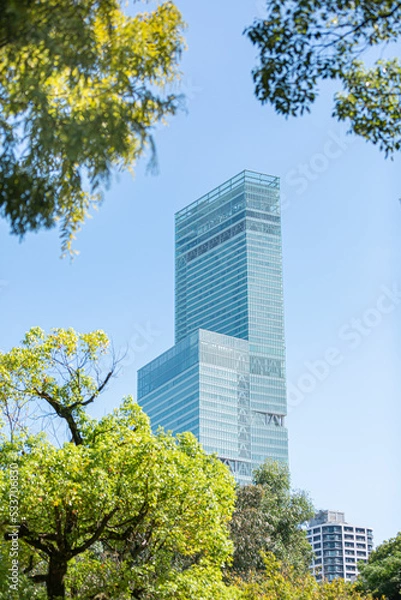 Fototapeta 緑に囲まれたあべのハルカス