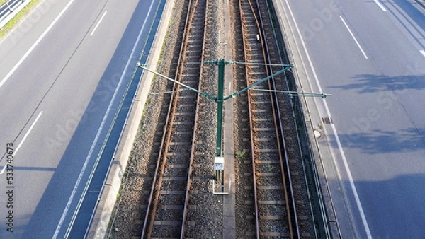 Obraz Stadtbahnstrecke innerhalb einer mehrspurigen Straße.