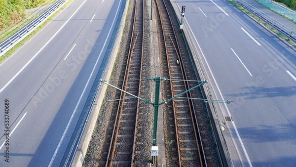Obraz Stadtbahnstrecke innerhalb einer mehrspurigen Straße.