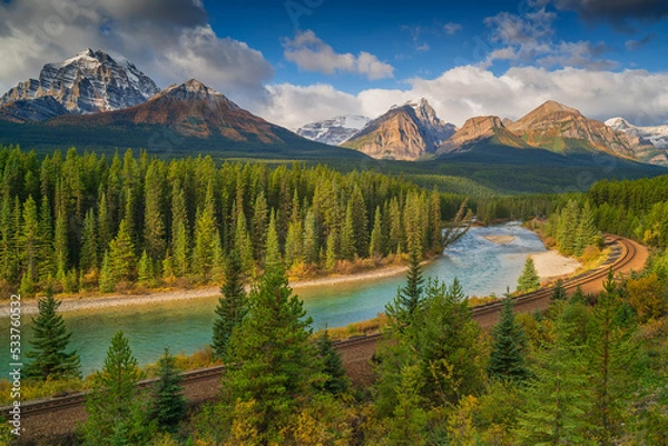 Fototapeta Morant's Curve is a scenic viewpoint near Lake Louise of a dramatic bend along the Bow River where trains pass through the Canadian Rockies.