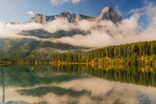 Fototapeta The Canadian Rockies or Canadian Rocky Mountains, comprising both the Alberta Rockies and the B.C. Rockies, is the Canadian segment of the North American Rocky Mountains.	
