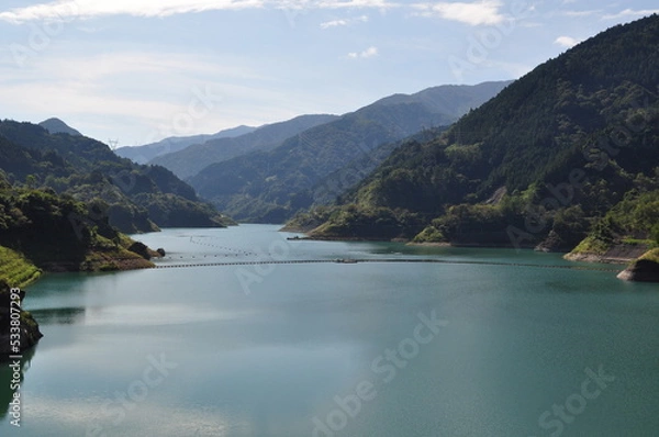 Fototapeta 大きな湖と山々