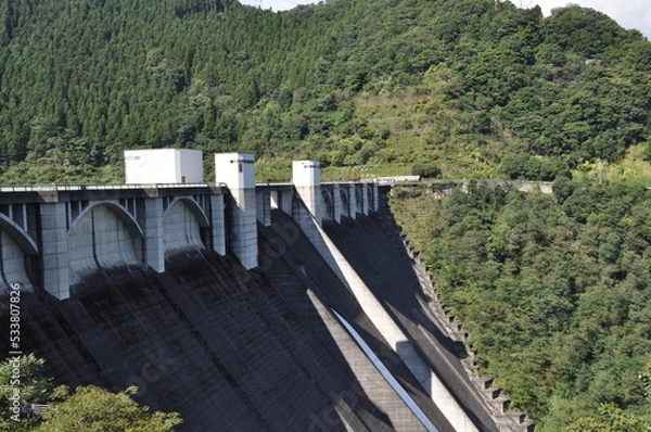 Obraz 晴れた日のダムの放流