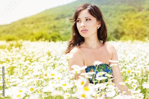 Obraz girl in the field with camomiles