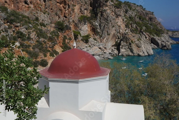 Fototapeta Die rote Kirchenkuppel am Strand,Karpathos