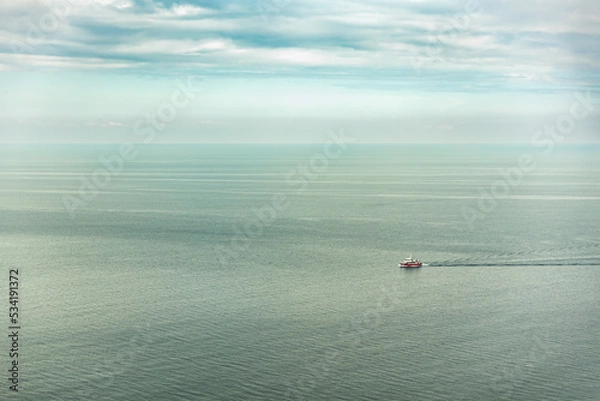 Fototapeta Schiff, Boot, Dampfer vor dem Königsstuhl an der Kreideküste der Ostsee auf der Insel Rügen