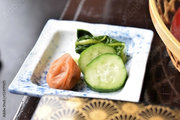 Obraz 旅館の朝食、きゅうりの漬物と梅干