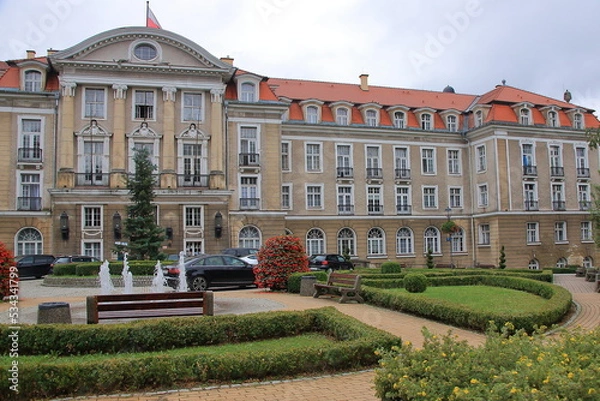 Obraz Dom Zdrojowy w Szczawnie-Zdroju (Polska, województwo dolnośląskie), dawniej Grand Hotel, wzniesiony w latach 1908 - 1911.
