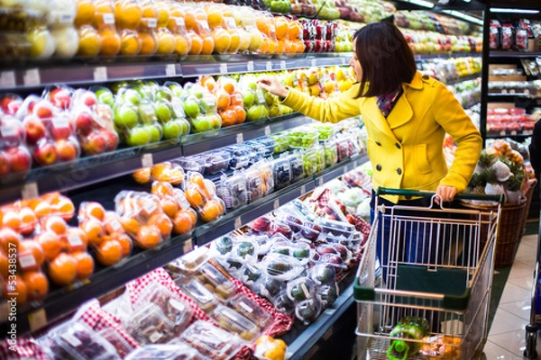 Obraz Młoda kobieta, zakupy w supermarkecie