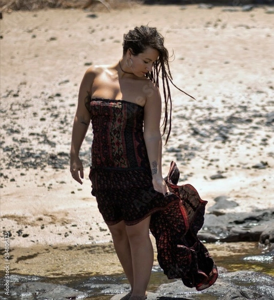 Obraz woman walking on the beach slow