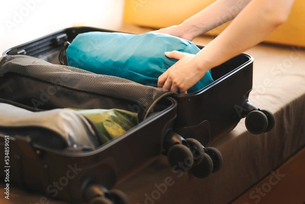 Fototapeta スーツケース　荷物整理　旅行　出張