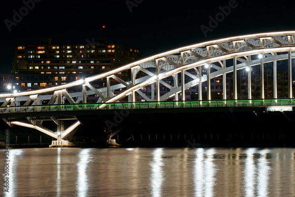 Fototapeta 橋脚を一体とした構造とデザインが美しい白髭橋