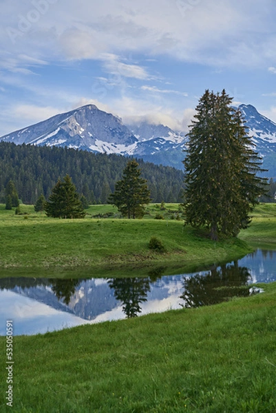 Obraz mountains reflecting on the lake surface 