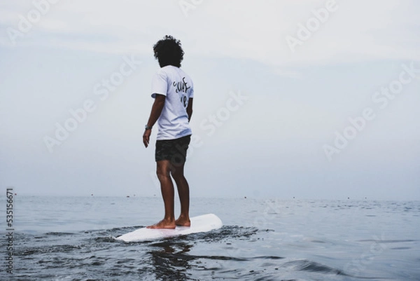 Obraz Ragazzo nel mare che fa sport surf in acqua oceano
