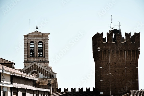 Obraz Fotografia panoramica della città in una giornata di sole silhouette cattedrale e castello