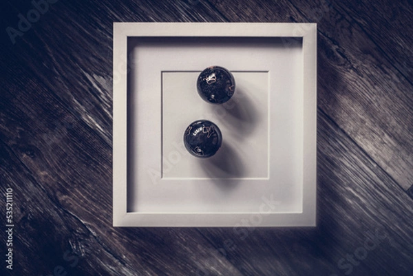 Fototapeta Kugel und Quadrat. Rund und eckig. Kreise und Linien. Hell und Dunkel