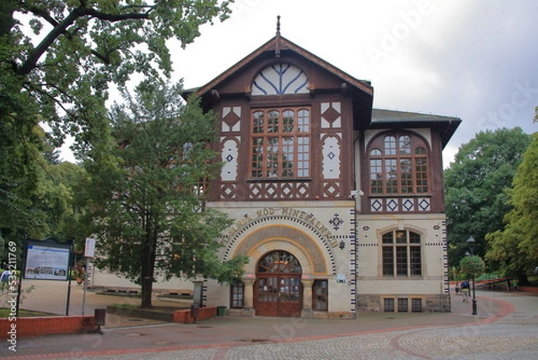 Obraz Pijalnia wód mineralnych w Szczawnie-Zdroju (Polska, województwo dolnośląskie).