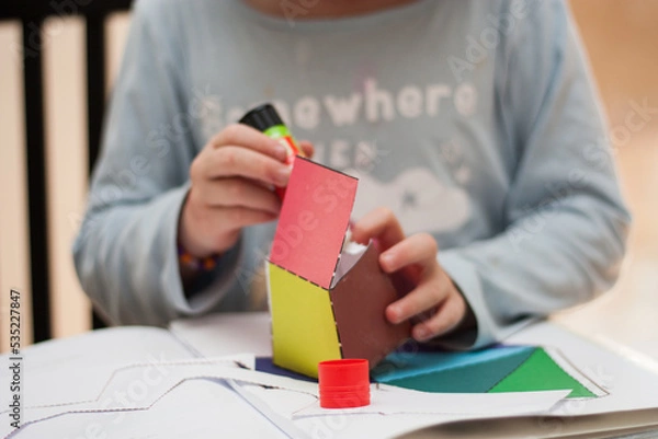 Obraz Niña haciendo manualidades