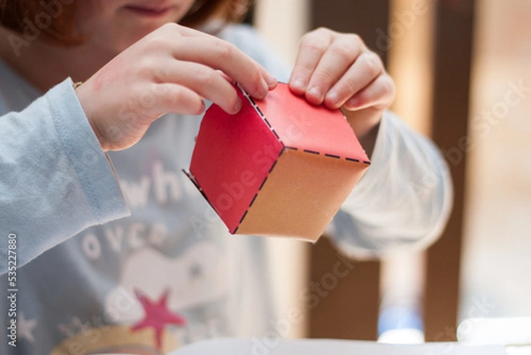 Obraz niña haciendo manualidades