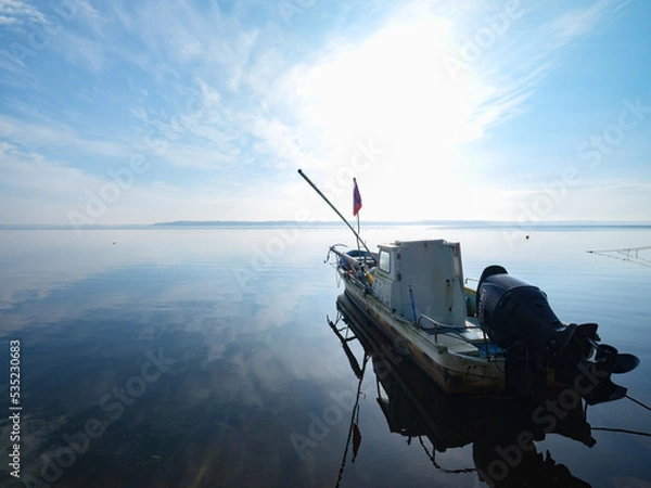 Obraz 朝の美しい小川原湖に浮かぶボート