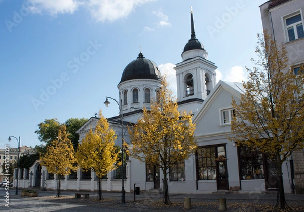 Obraz 3.10.2022 Białystok Polska. Słoneczny jesienny dzień i cerkiew Św. Mikołaja.