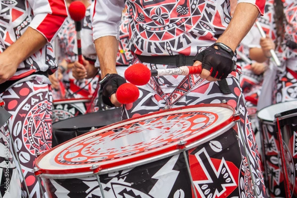 Fototapeta NOTTING HILL, LONDON, ENGLAND- 29 August 2022: Brazillian samba reggae drumming band Batala performing at Notting Hill Carnival