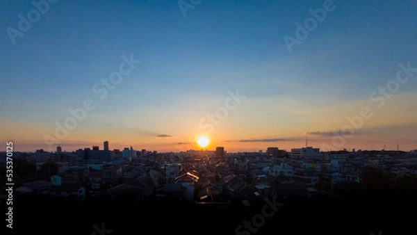 Fototapeta 秋の夕日　都市風景　日没