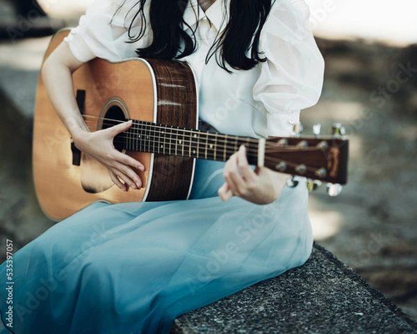 Fototapeta アコギを弾く女性の手元