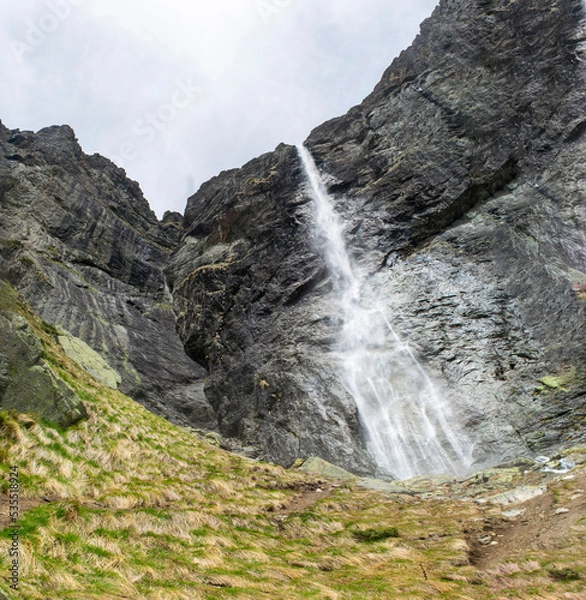 Obraz Path to Raiskoto praskalo waterfall and Botev peak in Balkan mountain, Bulgaria