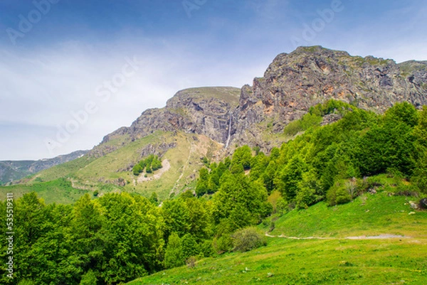 Obraz Path to Raiskoto praskalo waterfall and Botev peak in Balkan mountain, Bulgaria