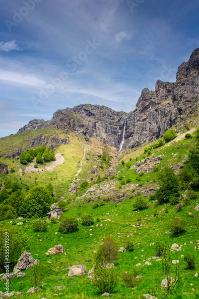 Obraz Path to Raiskoto praskalo waterfall and Botev peak in Balkan mountain, Bulgaria